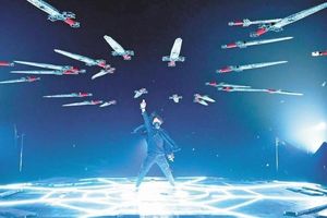 Seperti di Film Silat, Puluhan Pedang Terbang Ini Bisa Dikendalikan Bersamaan