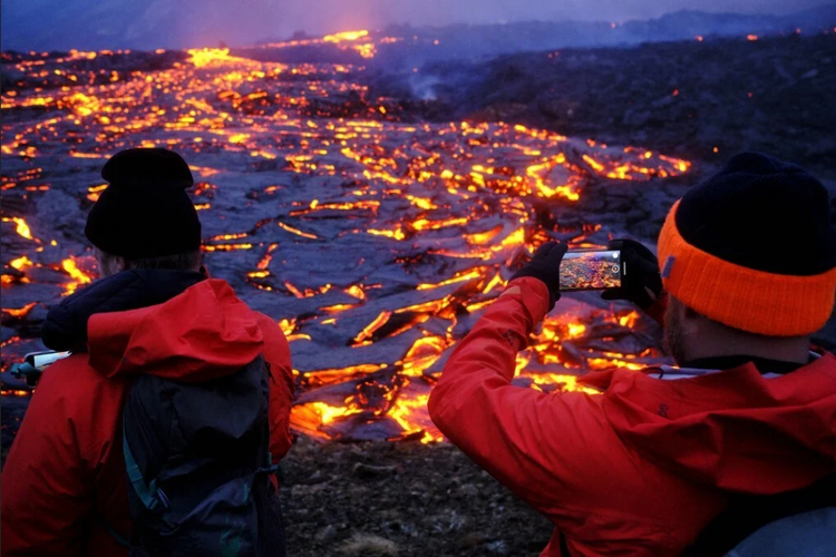 Warga setempat antusias menyaksikan aliran magma yang berasal dari gunung berapi dari sistem vulaknik Krysuvik, Islandia. 