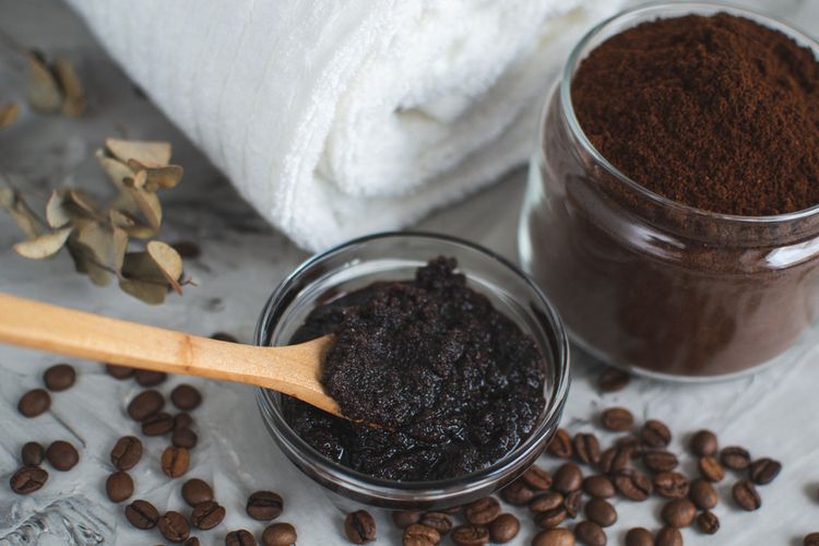 Ampas kopi bisa digunakan untuk menyehatkan kulit dan mengusir kutu.