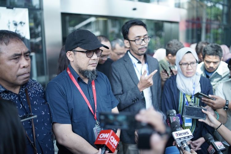 Penyidik Komisi Pemberantasan Korupsi (KPK) Novel Baswedan dan para pegawai serta kuasa hukum di Gedung KPK, Jakarta Selatan, Kamis (20/6/2019). 