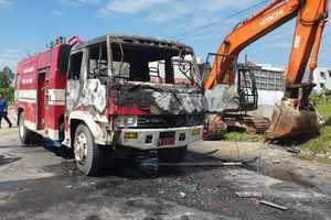 Bentrok Warga Vs Aparat Saat Pembongkaran Bangunan di Deli Serdang, Mobil Damkar Dibakar