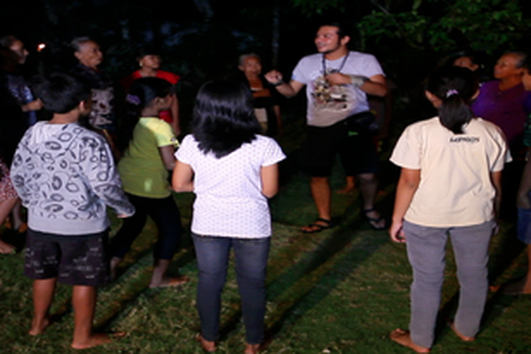 Ramon Y. Tungka saat bermain bedoran bersama anak-anak Desa Plana, Banyumas. 