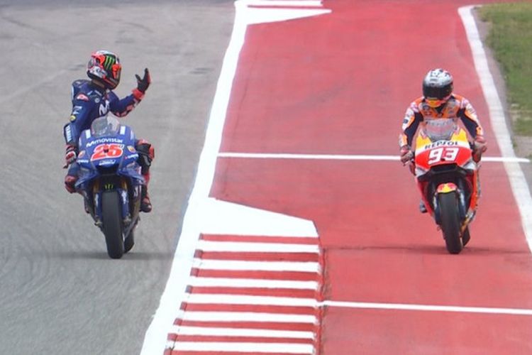 Momen saat Maverick Vinales (kiri) mengeluhkan tindakan Marc Marquez (kanan) yang seakan menghalangi lajunya pada sesi kualifikasi MotoGP Americas 2018, Sabtu (21/4/2018) waktu Amerika Serikat.
