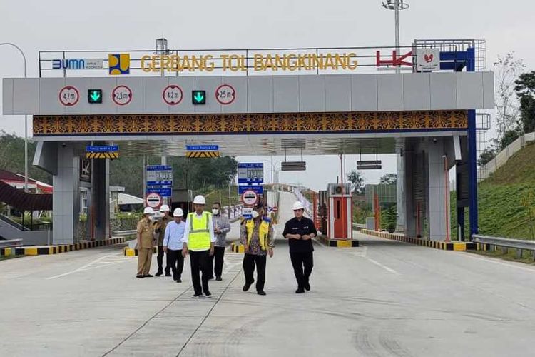 Presiden Jokowi saat meresmikan jalan tol Pekanbaru-Bangkinang di Kabupaten Kampar, Riau, Rabu (4/1/2022).