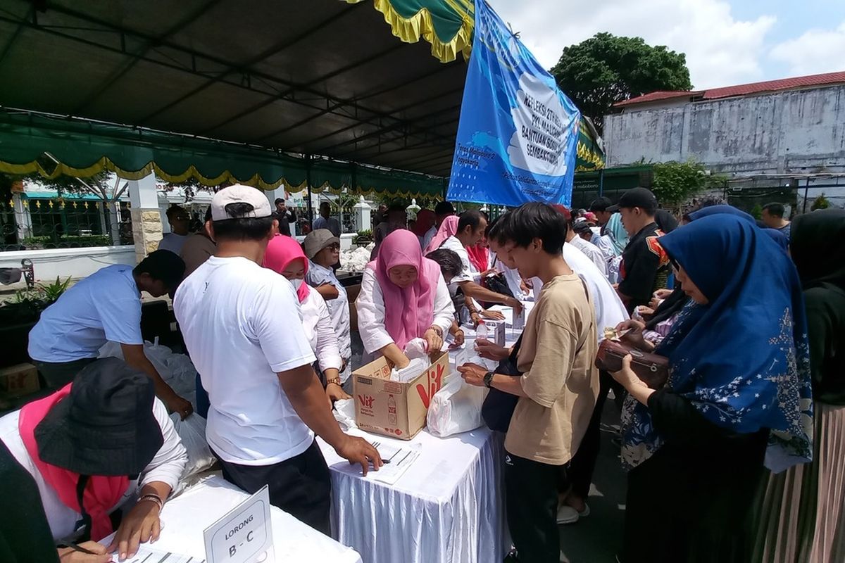 Pasar murah digelar di halaman TM 2 sebagai bentuk sindiran kepada pemerinah, Kamis (29/2/2024)