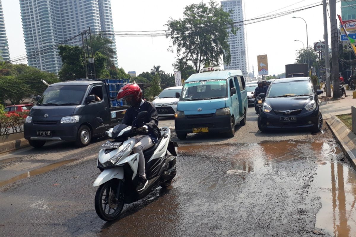 Kondisi Jalan KH Noer Ali, Bekasi Selatan, Kota Bekasi, Minggu (11/11/2018).