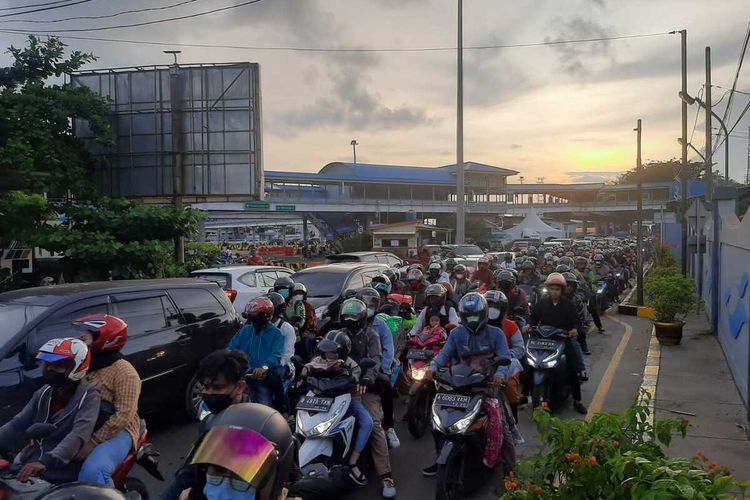 Pemudik Motor Berdatangan dari Sumatra di Pulau Jawa via Pelabuhan Merak