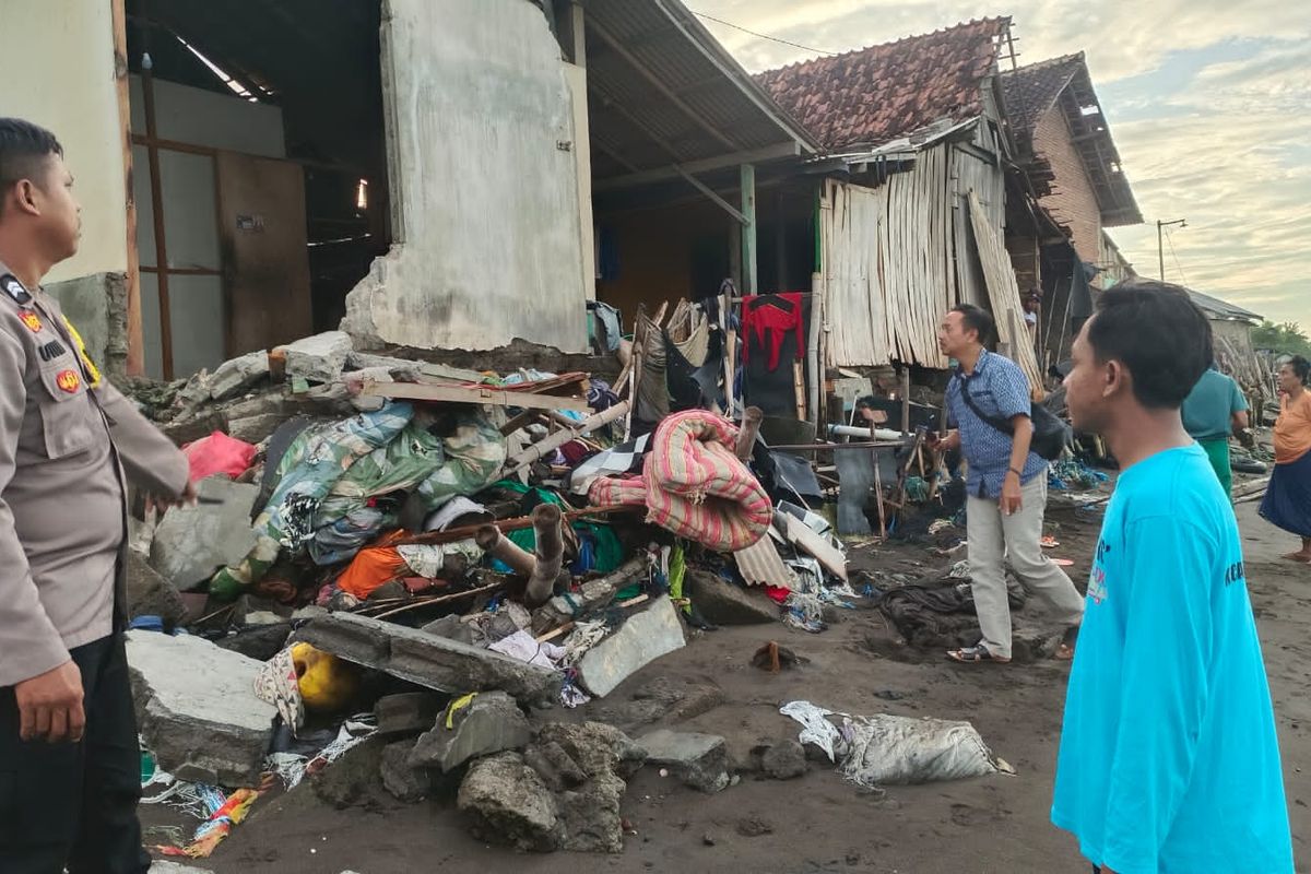 Foto: Gelombang pasang laut Selat Madura rusak empat rumah pada Jumat (18/4/2025).