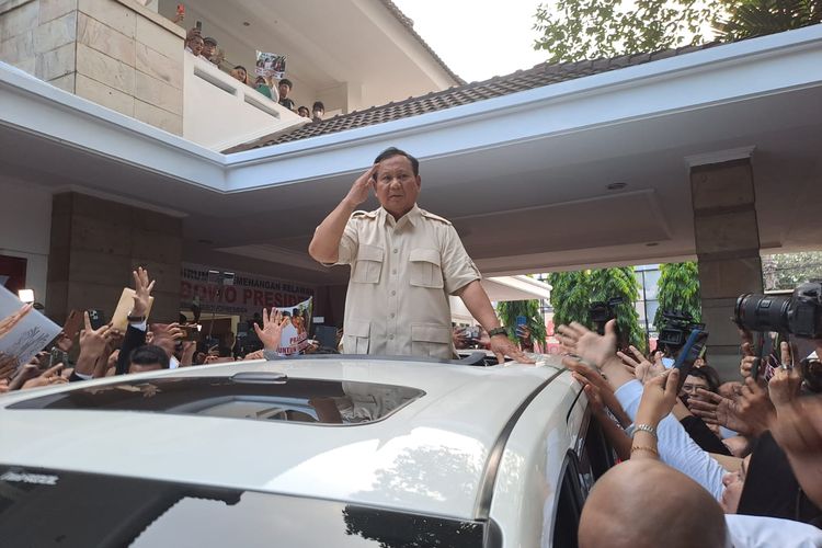 Ketua Umum Partai Gerindra Prabowo Subianto di rumah pemenangan relawan di Menteng, Jakarta Pusat, Selasa (15/8/2023). 