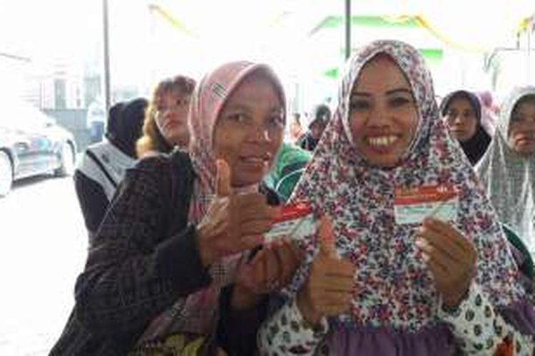  Ibu Siti Badriyah (kiri) dan Ibu Uripah (kanan), para penerima PKH di Kabupaten Sidoarjo menunjukkan Kartu Keluarga Sejahtera milik mereka pada saat Penyaluran Bantuan Sosial Nontunai Program Keluarga Sejahtera (PKH) di Pendopo Kecamatan Porong, Kabupaten Sidoarjo, Senin (14/11/2016).