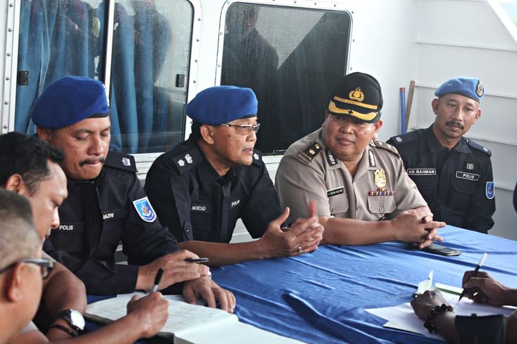 Pemangku Komander Pasukan Polis Marin Sabah Malaysia Supt Norzaid Mohammad Zaki Rendesvous yang dilakukan di kapal milik Polis marin Malaysia (berkacamata)  dan Kabag Ops Polres Nunukan  Kompol Untung Mulyono dalam acara rendezvous yang digelar di kapal Polis Marin Malaysia. 