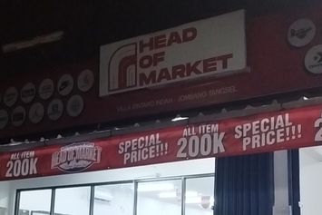 Cerita di Balik Viralnya Head of Market, Toko Sepatu Bekas Impor di Bintaro 