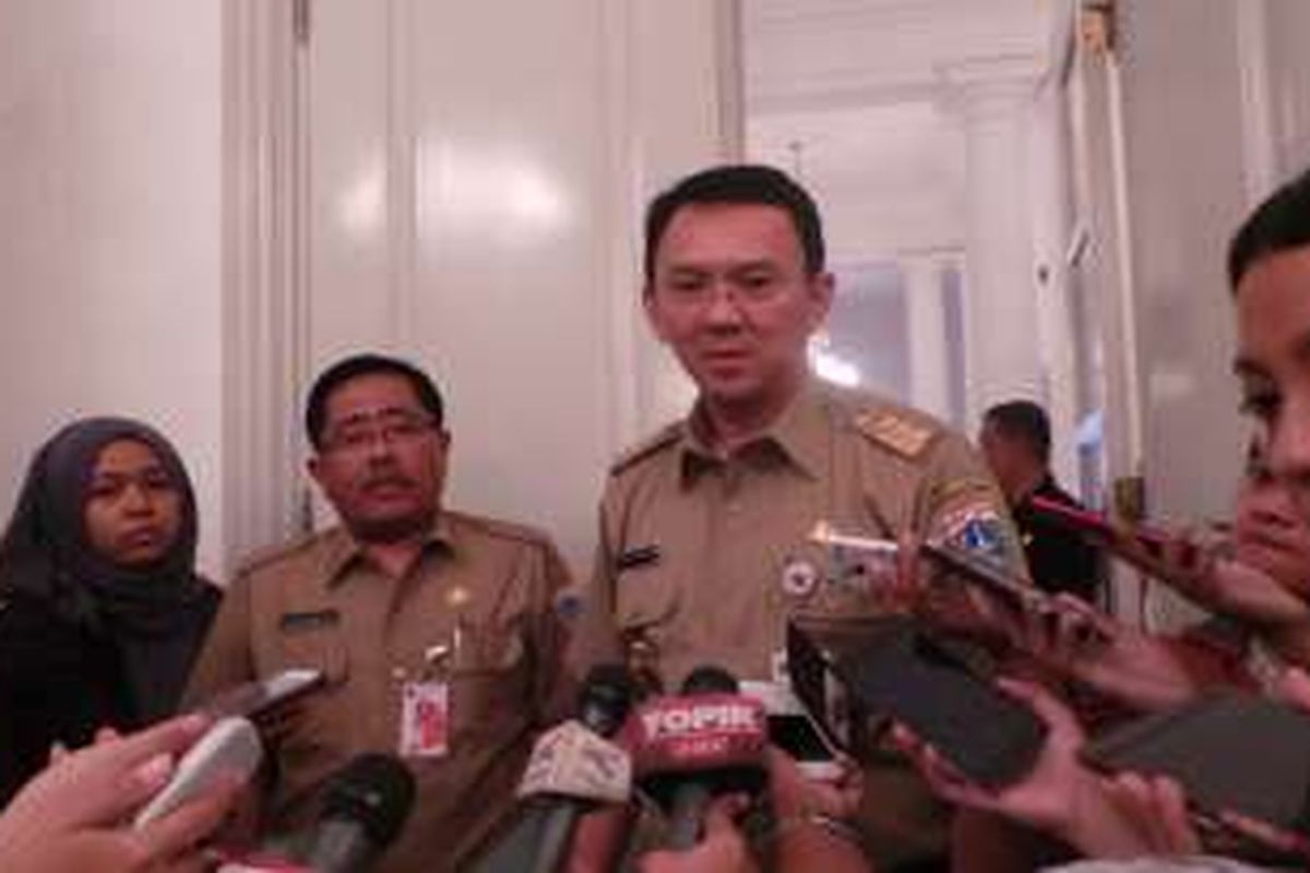 Gubernur DKI Jakarta Basuki Tjahaja Purnama bersama Kepala Badan Pengelola Lingkungan Hidup Daerah (BPLHD) DKI Jakarta Junaedi, di Balai Kota, Selasa (23/2/2016). 