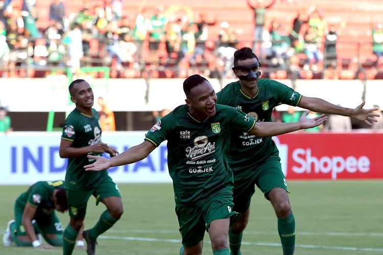 Pembuka gol Persebaya Surabaya, Oktafianus Fernando saat Pekan ke 6 Liga 1 2019 melawan Persela Lamongan yang berakhir dengan skor 3-2 di Stadion Gelora Bung Tomo, Surabaya, Jawa Timur, Senin (01/07/2019) sore.
