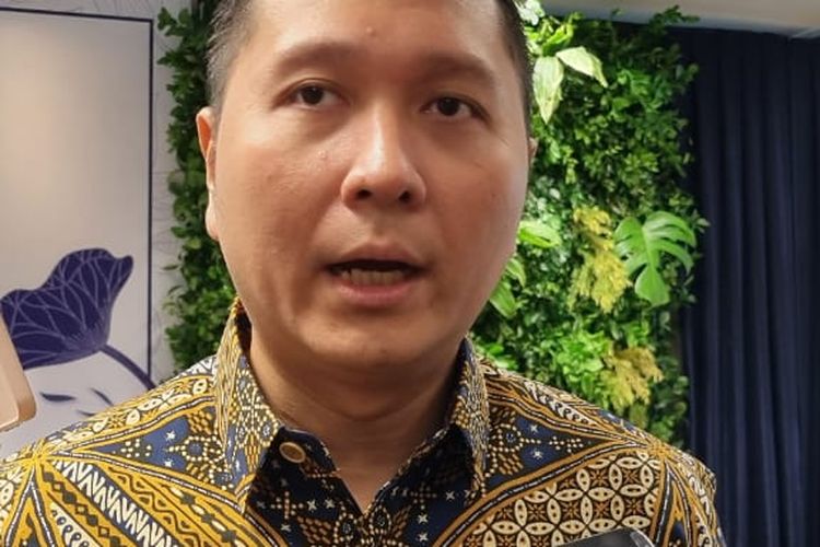 Kepala Ekonom Bank Permata Josua Pardede saat public expoos 2025 di Jakarta, Jumat (7/3/2025).