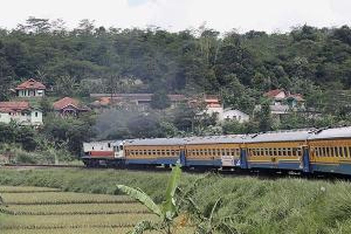 Tikungan busur di Padalarang, Jawa Barat, dilihat dari gerbong kereta Serayu jurusan Jakarta Kota-Purwokerto, Senin (28/4/2014).