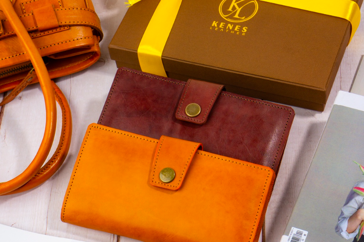 Salah satu koleksi dompet dari merek Kenes Leather, rekomendasi dompet perempuan lokal 
