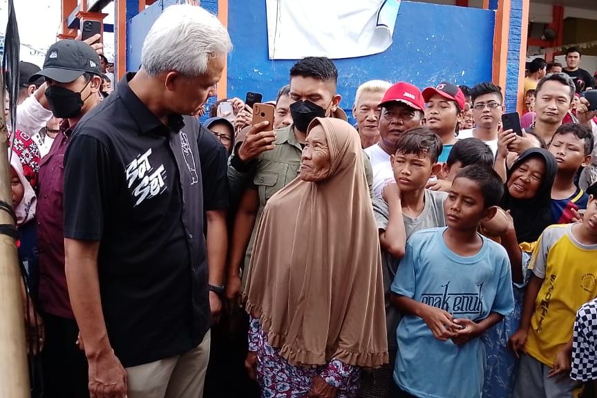 Ganjar Kunjungi TPI Tawang Gempolsewu Kendal, Nelayan Curhat Ikan Murah