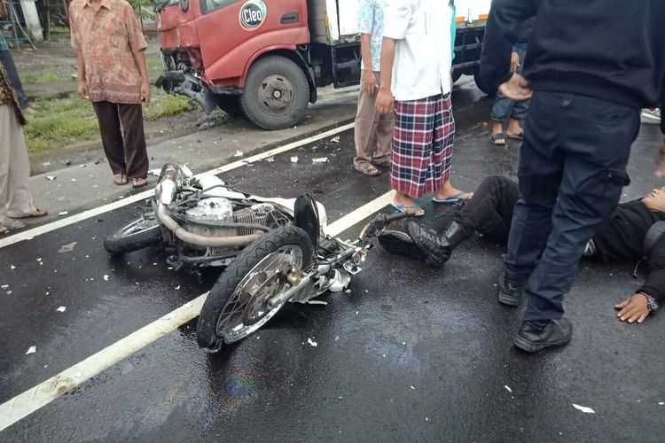 Motor polisi ringsek di tengah jalan raya jalan provinsi Wates – Jogja, Padukuhan Gunung Gempal, Kalurahan Giripeni, Kapanewon Wates, Kabupaten Kulon Progo Daerah Istimewa Yogyakarta. Seorang polisi terluka serius dalam peristiwa ini.