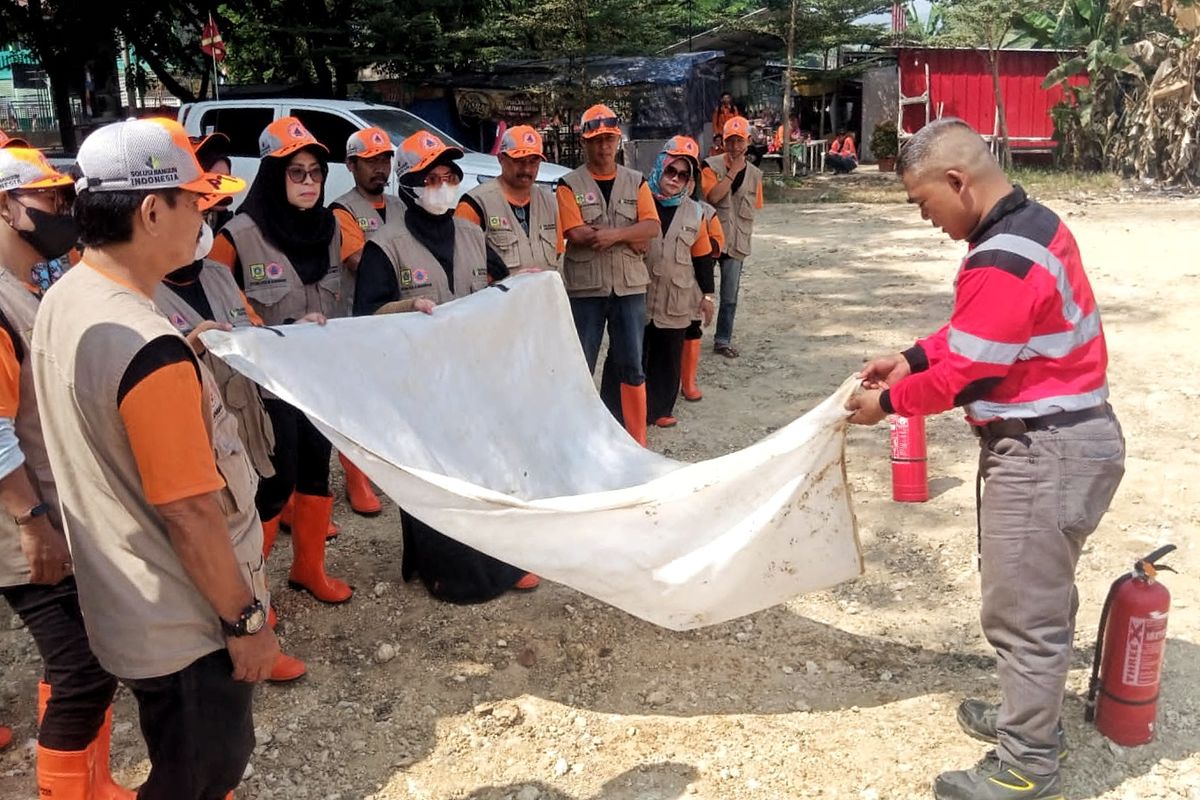 Guna mengurangi risiko dan memastikan kelangsungan komunitas serta melindungi masyarakat dan lingkungan, PT Solusi Bangun Indonesia Tbk (SBI) Pabrik Narogong, anak usaha PT Semen Indonesia (Persero) Tbk atau SIG, bekerja sama dengan Badan Penanggulangan Bencana Daerah (BPBD) Kabupaten Bogor memberikan pelatihan Desa Tangguh Bencana (Destana) di Desa Klapanunggal, Cileungsi, Bogor.
