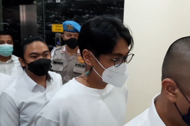 Manajer penyanyi Bunga Citra Lestari (BCL), Mohammad Ikhsan Doddyansyah saat hendak menjalani pemeriksaan kesehatan di Polres Metro Jakarta Barat, Senin (8/8/2022).