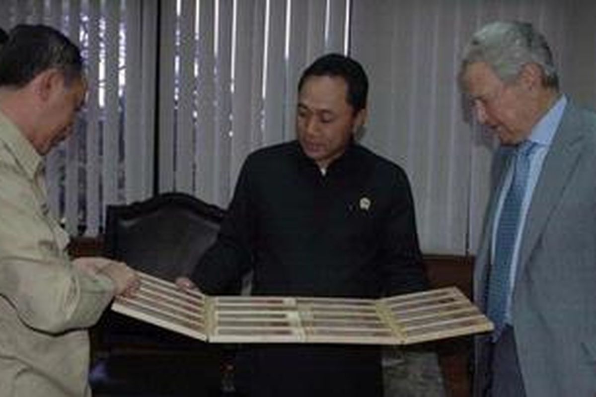 Menteri Kehutanan Zulkifli Hasan didampingi Direktur Jenderal Bina Produksi Kehutanan Hadi Daryanto menunjukkan cenderamata dari kayu kepada miliuner dari Amerika Serikat George Soros di ruang kerjanya di Jakarta, Kamis (22/7/2010).