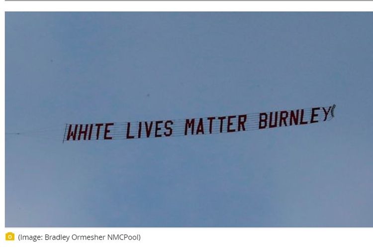 Pesawat White Lives Matter Burnley saat laga Manchester City vs Burnley.