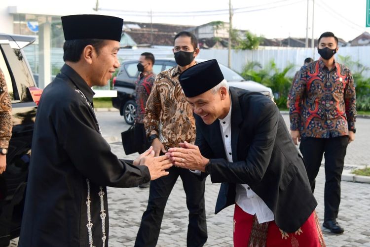 Presiden Joko Widodo dan Gubernur Jawa Tengah Ganjar Pranowo sebelum shalat Idul Fitri 1444 Hijriah di Masjid Sheikh Zayed, Solo, Jawa Tengah, Sabtu (22/4/2023).