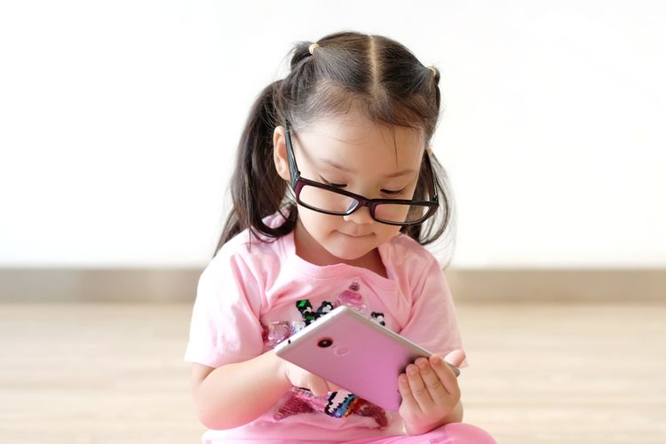 Ilustrasi anak dan gadget