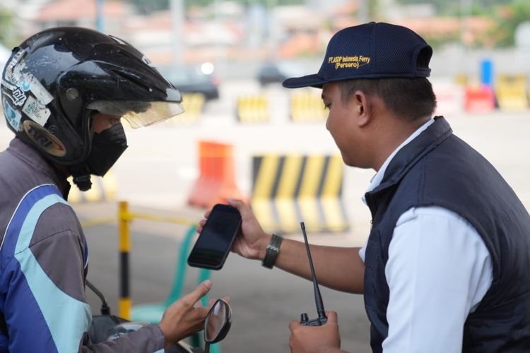 Manajemen ASDP secara aktif berkelanjutan melakukan sosialisasi pembelian tiket ferry secara online via Ferizy. 