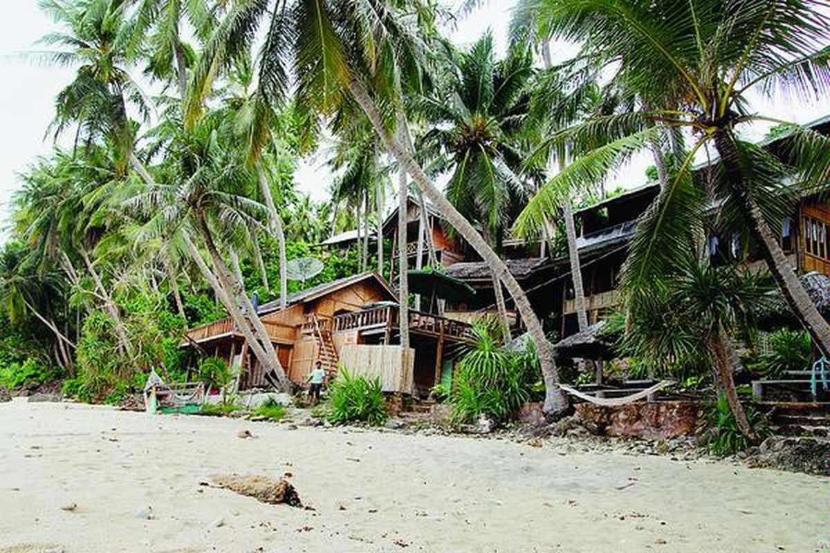 Penginapan Sumur Tiga di Kecamatan Sukajaya, salah satu tempat penginapan para turis asing dan lokal yang berwisata ke Sabang, Nanggroe Aceh Darussalam. Penginapan ini lokasinya persis di bibir pantai, seperti terlihat pada Senin (19/7). Wisata Sabang masih terkendala infrastruktur dan fasilitas.