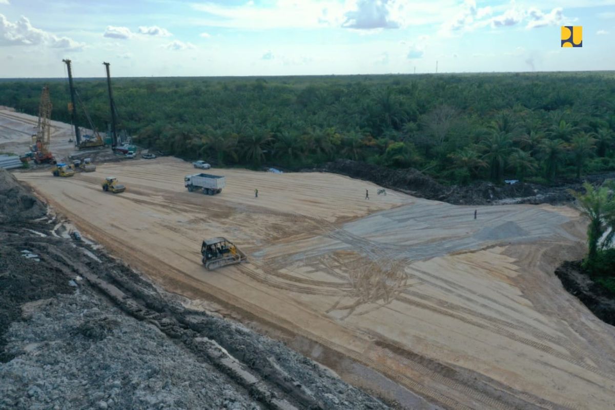 Tol Padang-Sicincin ditargetkan beroperasi pada Desember 2021. 
