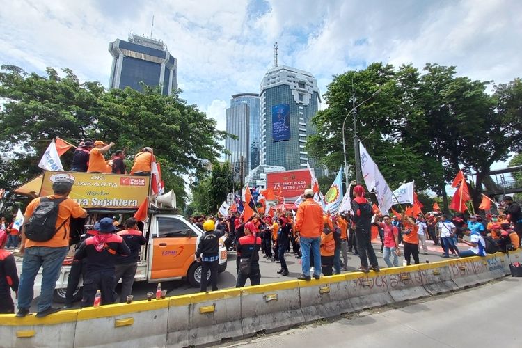 Sejumlah elemen buruh berdemo dalam memperingati hari HAM sedunia, sampaikan sembilan tuntutan di Patung Kuda, Jakarta Pusat pada Sabtu (10/12/2022).