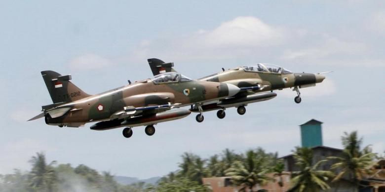 Dua pesawat tempur jenis Hawk 100/200 milik TNI AU