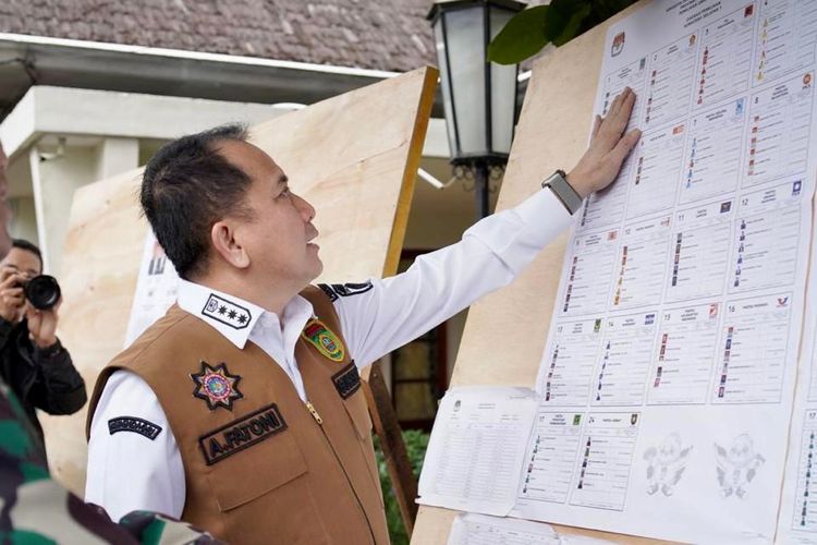 Penjabat (Pj) Gubernur Sumatera Selatan (Sumsel) Agus Fatoni meninjau langsung sejumlah Tempat Pemungutan Suara (TPS) di Kota Palembang, Rabu (14/2/2024).
