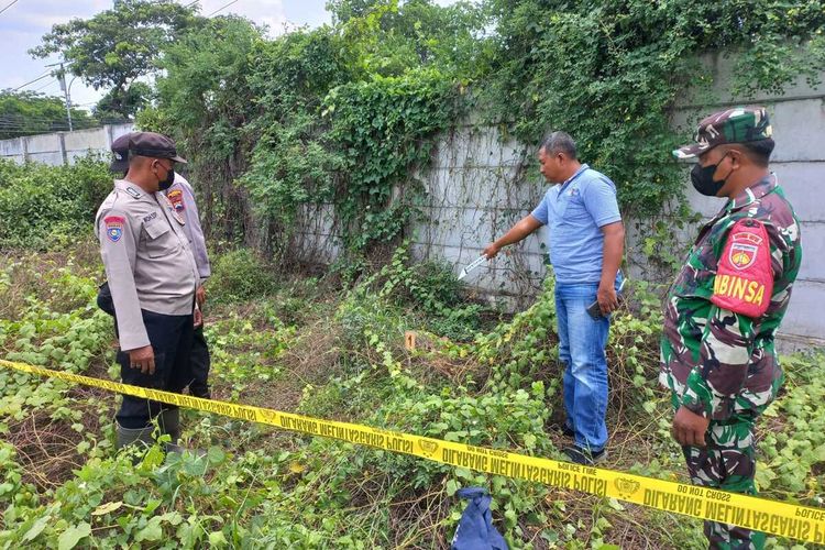 Mayat pria bertato ditemukan di kawasan proyek pabrik garam PT Sarana Pembangunan Jawa Tengah (SPJT) di Desa Raci, Kecamatan Batangan, Kabupaten Pati, Jawa Tengah, Senin (31/10/2022).