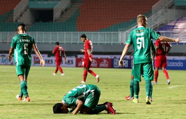 Pemain PS Sleman Irkham Mila melakukan sujud syukur seusai menjebol gawang Persija Jakarta pada pertandingan pekan 1 Liga 1 2021-2022 yang berakhir dengan skor 1-1 di Stadion Pakansari Bogor, Minggu (5/9/2021) malam.
