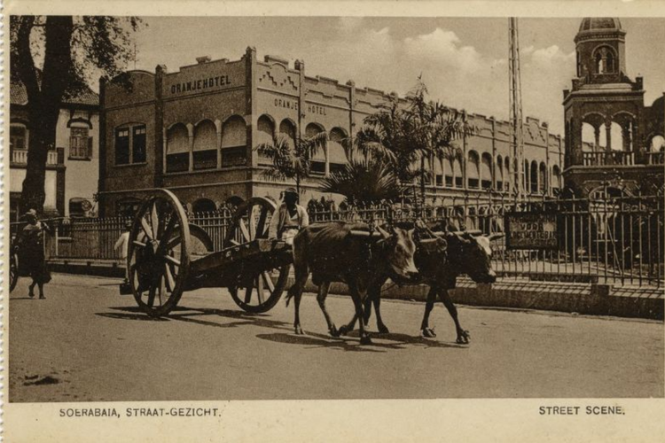 Pemandangan jalan  di Surabaya dengan latar belakang Hotel Oranje sebelum tahun 1936