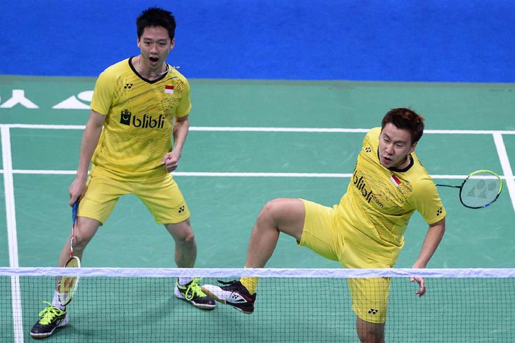 Pasangan ganda putra Indonesia, Kevin Sanjaya Sukamuljo (kiri) dan Marcus Fernaldi Gideon bertanding melawan ganda Denmark, Kim Astrup/Anders Skaarup Rasmussen di partai final Yonex-Sunrise India Open 2018 di New Delhi, India, Minggu (4/2/2018). Kevin/Marcus berhasil menggondol gelar juara setelah mengalahkan ganda putra Denmark tersebut.