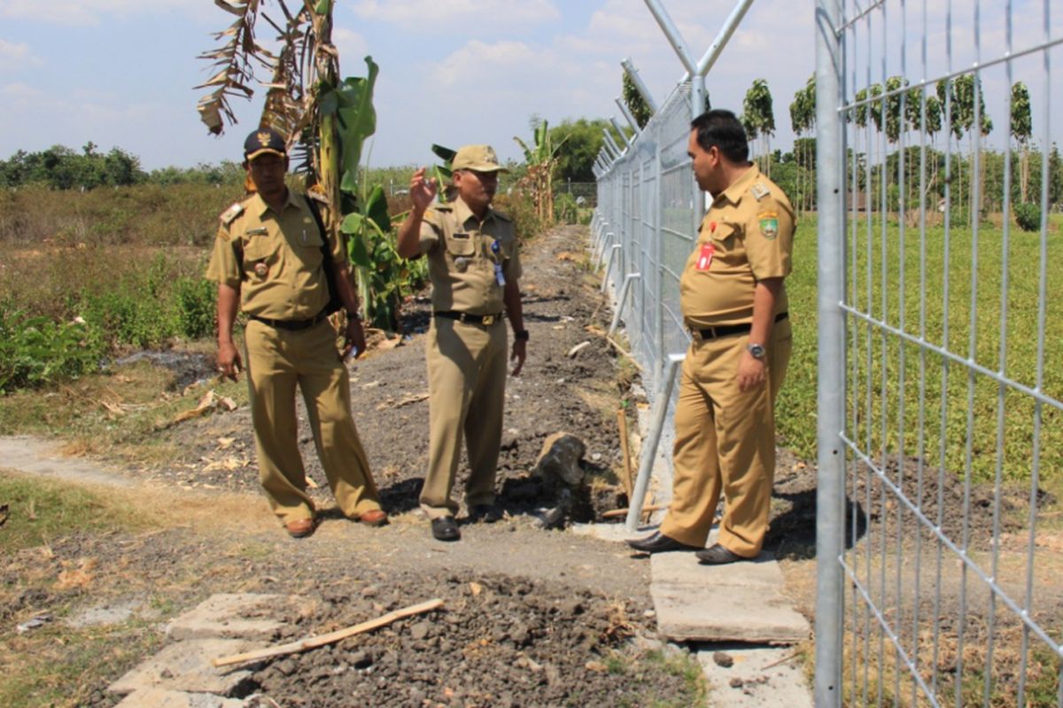 Wakil Bupati Blora, Arief Rohman melakukan peninjauan pemagaran Bandara Ngloram pada pekan ini.?