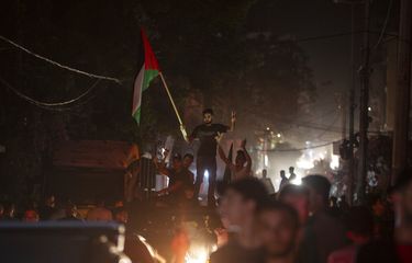Warga Palestina meneriakkan slogan-slogan merayakan gencatan senjata yang dicapai setelah perang 11 hari antara Hamas dan Israel di Gaza City, Jumat (21/5/2021).