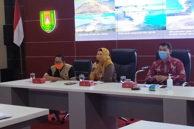 Kepala Balai Penyelidikan dan Pengembangan Teknologi Kebencanaan Geologi (BPPTKG) Hanik Humaida, dalam keterangan pers di ruang Command Center kompleks kantor Pemerintah Kabupaten Magelang, Jumat (8/1/2021) sore.