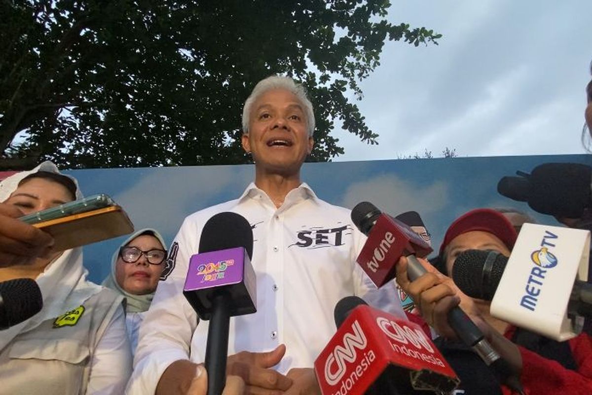 Calon presiden nomor urut 3, Ganjar Pranowo menjawab berbagai isu usai menggelar Hajatan Rakyat Yogyakarta di Alun-alun Wates, Kulon Progo, Daerah Istimewa Yogyakarta (DIY), Minggu (28/1/2024).