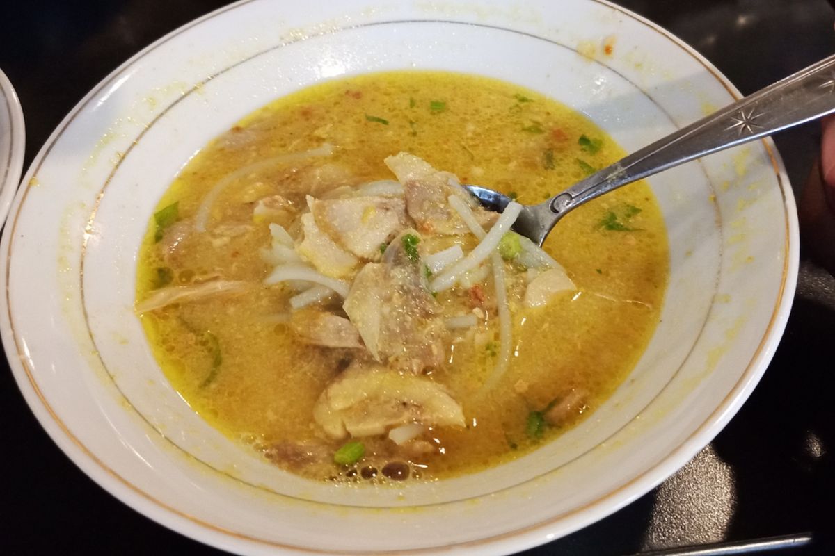 Soto Lamongan Cak Har dengan kuah kuning yang kental, bihun yang tebal, ditambah koya, Jumat (6/4/2018).