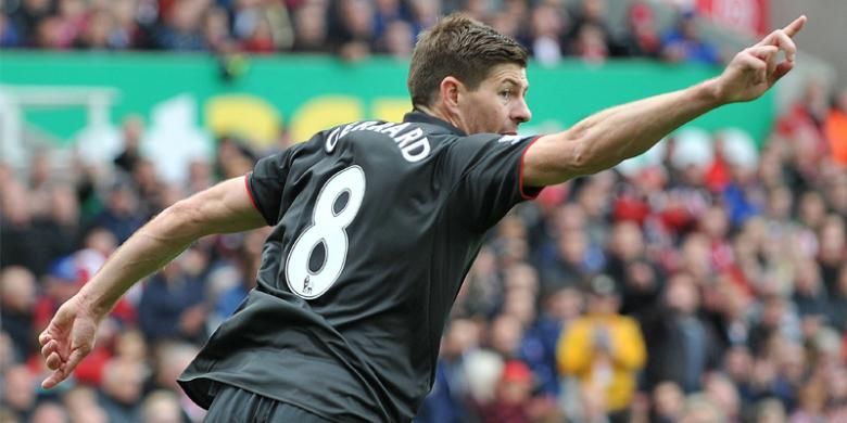 Kapten Liverpool Steven Gerrard melakukan selebrasi setelah mencetak gol ke gawang Stoke City pada laga terakhir Premier League, Minggu (24/5/2015). Ini menjadi penampilan terakhir Gerrard bersama The Reds karena musim depan dia pindah ke MLS.