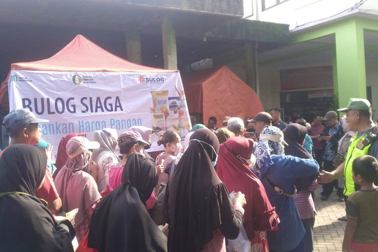 Operasi pasar murah di Kantor Kelurahan Harapan Jaya, Kamis (22/2/2024). Warga yang datang didominasi ibu rumah tangga, mereka hendak menebus beras Bulog SP2HP seharga Rp 53.000 per lima kilogram. 