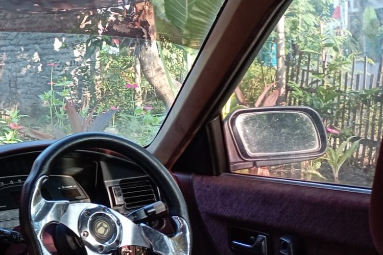 Spion tengah mobil