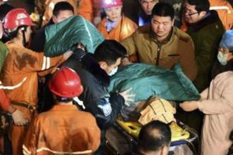 Sejumlah pegawai dievakuasi dari tambang di China.