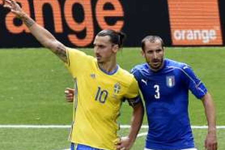 Bek Italia, Giorgio Chiellini, melakukan penjagaan ketat terhadap penyerang Swedia, Zlatan Ibrahimovic, dalam laga Piala Eropa 2016 di Toulouse, Jumat (17/6/2016).