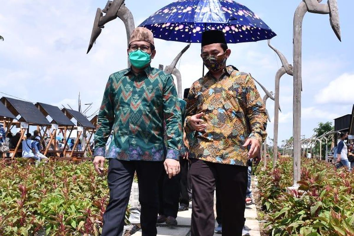 Menteri Desa, Pembangunan Daerah Tertinggal dan Transmigrasi (Mendes PDTT) Abdul Halim Iskandar (kanan) saat kunjungan ke peresmian Desa Digital di Desa Kendalbulur, Boyolangu, Tulungagung, Jawa Timur, Kamis (29/10/2020).